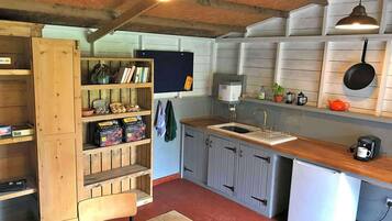 Fridge, stovetop, coffee/tea maker, toaster
