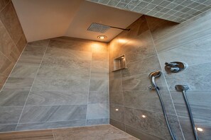 Shower, hair dryer - Apartment in Buxton near Spa Town Center (Buxton)