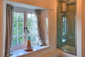 Shower, hair dryer - Cottage in Cornwall near Stunning Beaches (Padstow)