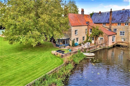 Exterior. Historic House by River Nene & Beach Access