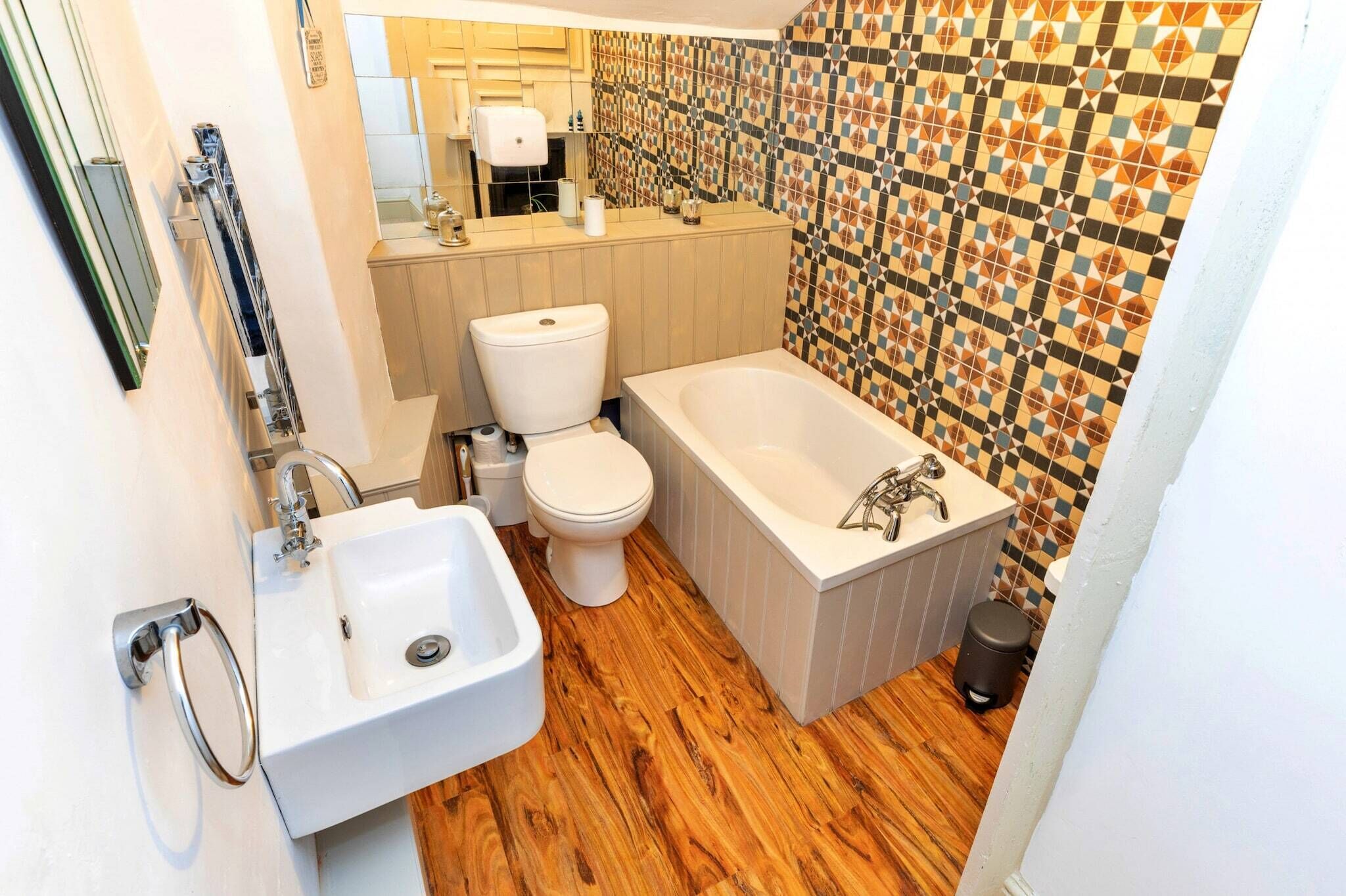 Ein Badezimmer mit Waschbecken, Toilette und Badewanne.