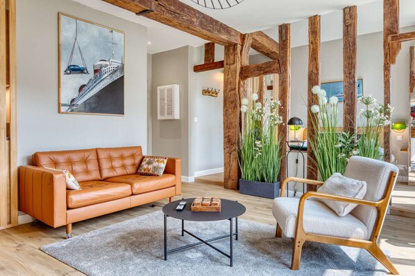 TV, books - Lovely 1-BDR with a great view on Rouen's Cathedral - Appartement Le Normandie ★★★★ (Rouen)
