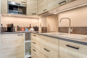 Fridge, microwave, stovetop, dishwasher - Lovely 1-BDR with a great view on Rouen's Cathedral - Appartement Le Normandie ★★★★ (Rouen)