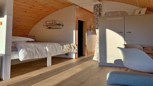 Une chambre avec un lit superposé, un bureau et une armoire.