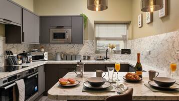 Coffee/tea maker, fridge, microwave, oven
