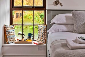 2 bedrooms, iron/ironing board, free WiFi - Cottage in Snowdonia with Hot Tub & Views (Dolwyddelan)