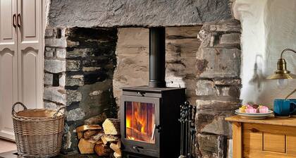 Holiday cottage with hot tub, No deposit