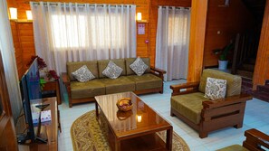 奢華別墅, 庭院 | 起居區 | 45-吋智慧型電視，提供衛星頻道