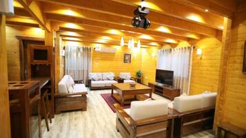 Royal-chalet, patio | Oleskelualue | 45–tuumainen äly-TV, jossa satelliittikanavat