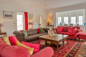 Smart TV - Self-catering retreat with pool, hot tub. (Auchterarder)