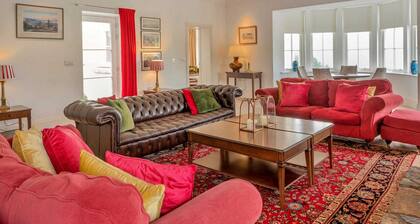Self-catering retreat with pool, hot tub.