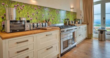 Self-catering retreat with pool, hot tub.