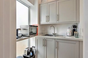 Fridge, microwave, stovetop, toaster - Cottage in Northumberland with Riverside Walk (Stamford)