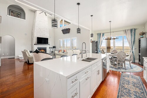 5BR King’s Retreat • Grand Villa w/ Patio + Views