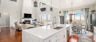 5BR King’s Retreat • Grand Villa w/ Patio + Views