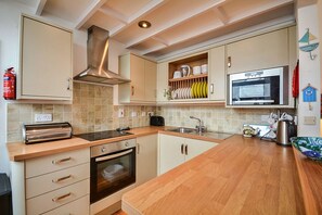 Fridge, microwave, oven, stovetop - Cottage in Cornwall near Golden Beaches (Kingsand)
