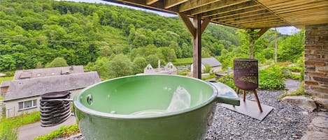 Outdoor spa tub