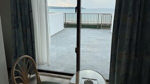 標準三人房, 陽台, 海景 | 書桌、免費無線上網、床單