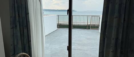 Quarto triplo standard, sacada, vista para o oceano | Escrivaninha, Wi-Fi de cortesia, roupa de cama