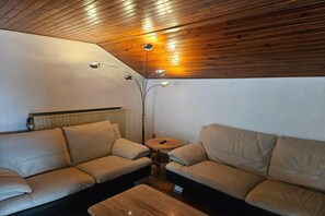 Smart TV, lareira, pebolim, mesa de pingue-pongue