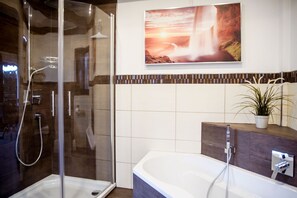 Dusche, Haartrockner, Handtücher