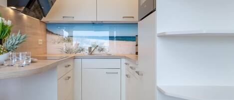 Réfrigérateur, un four, surface de cuisson, lave-vaisselle