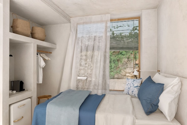 Standard Single Room | Desk, free WiFi, bed sheets - Hostal Sol y Sombra (Port de la Selva)