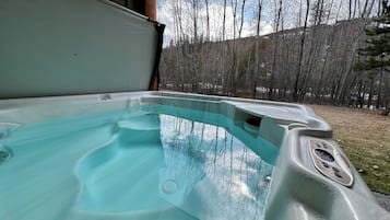 Bañera de hidromasaje al aire libre
