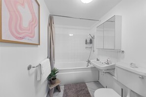 Towels, soap, toilet paper - Stylish Nunhead Flat with Private Balcony (London)