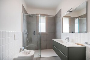 Shower, hair dryer, bidet, towels - ApartmentsGarda - Eleonora Studio 7 (GARDA)
