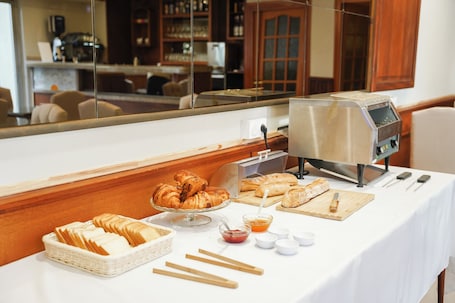 Desayuno buffet diario (EUR 9 por persona)
