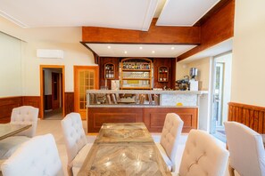 Bar (in der Unterkunft)