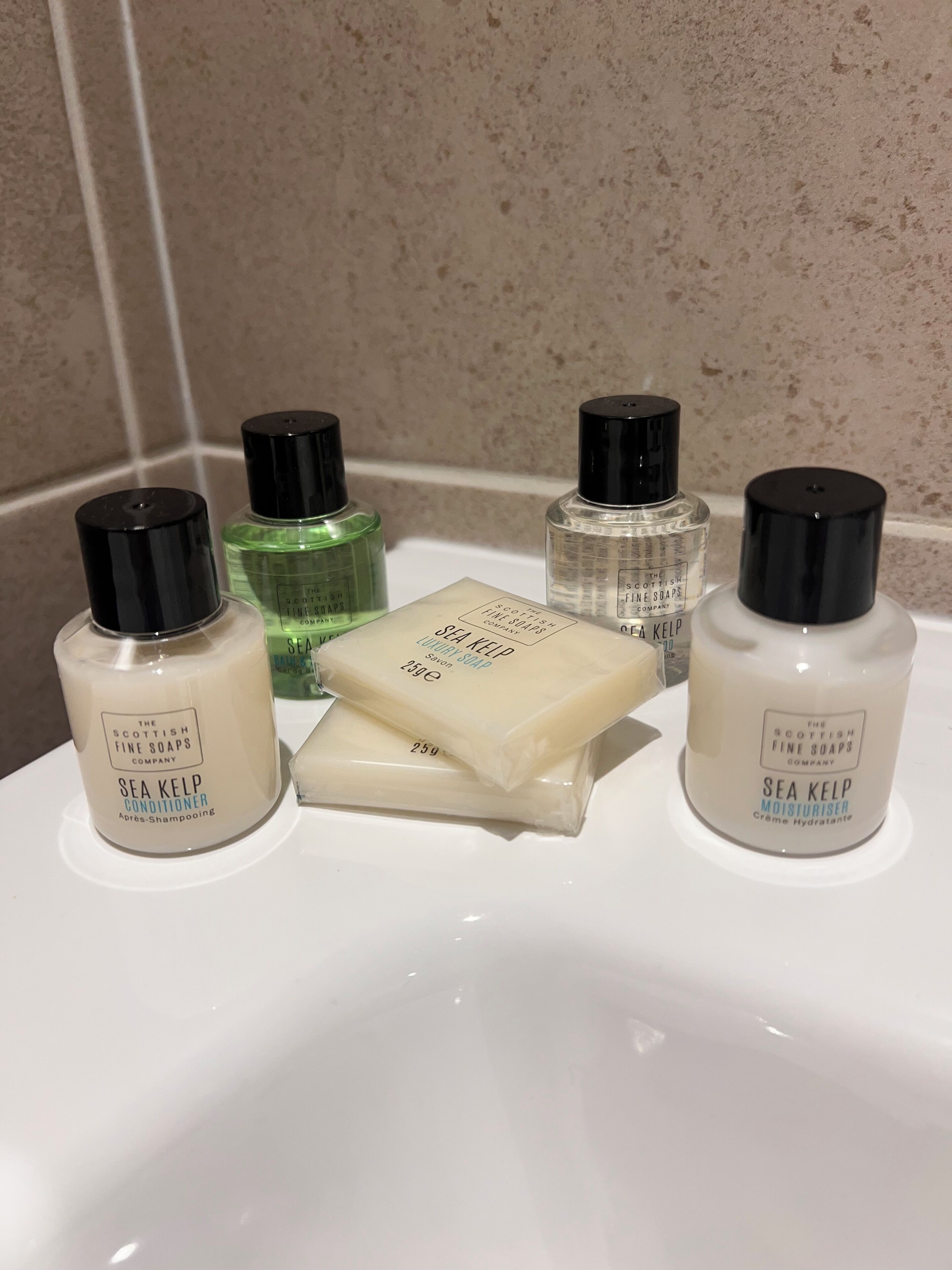 Un lavamanos de baño con cinco productos de Sea Kelp, incluyendo acondicionador e hidratante.