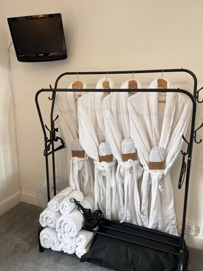 Family Quadruple Room | Bathroom | Free toiletries, hair dryer, towels, soap - Ronebhal B&B (Oban)