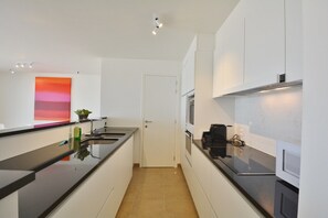 Fridge, microwave, dishwasher, coffee/tea maker - Apartment in Duinbergen near Sailing Club (KNOKKE-HEIST)