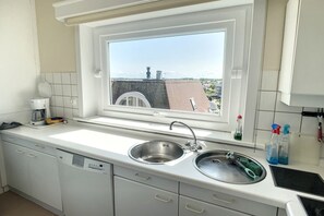 Fridge, microwave, oven, dishwasher - Apartment in Knokke-Heist near Beach (KNOKKE-HEIST)