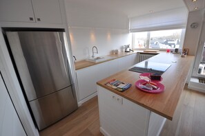 Fridge, stovetop, coffee/tea maker, toaster