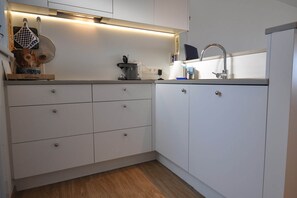 Mikrovågsugn, diskmaskin, kaffe- och tebryggare och grytor/köksredskap