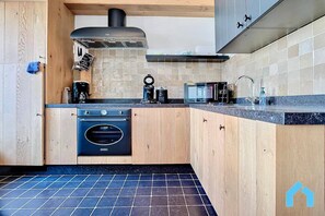 Micro-ondes, four, plaque de cuisson, cafetière/bouilloire