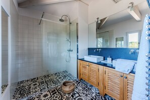 Douche, serviettes fournies, savon, papier toilette