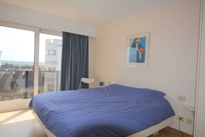 5 bedrooms, iron/ironing board, free WiFi