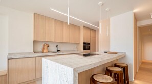 Kühlschrank, Mikrowelle, Ofen, Esstisch