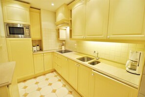 Microwave, stovetop, dishwasher, coffee/tea maker