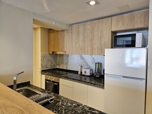 Fridge, microwave, oven, coffee/tea maker