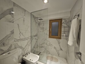 Douche, sèche-cheveux, serviettes fournies