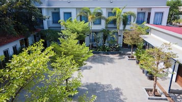 Vista frontal de la propiedad