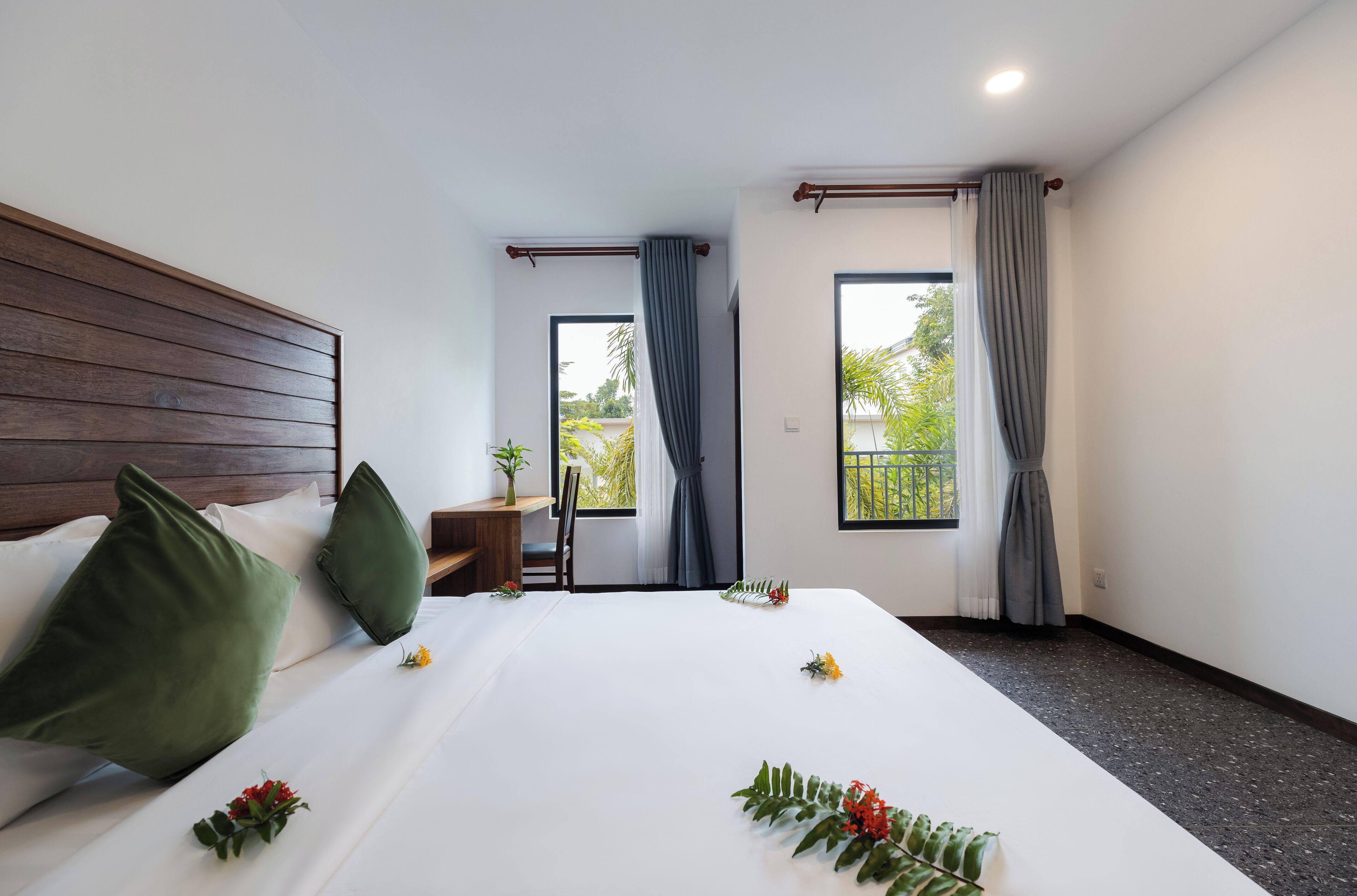 經典公寓, 陽台, 花園景觀 | 1 間臥室、客房內保險箱、書桌、熨斗/熨衣板