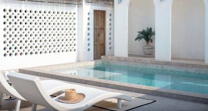 Insta Wooden Cottage@modern touch@Private Pool@City Centre@Beach Walk@CicadaWalk