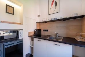 Réfrigérateur, micro-ondes, plaque de cuisson, cafetière/bouilloire