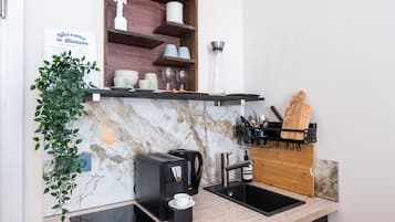Coffee/tea maker, fridge, microwave, stovetop